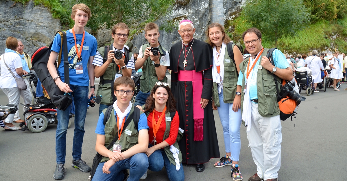 Membres de l'équipe Com' du Pélé Jeunes 2017 accompagnés de Mgr Luc Ravel.
