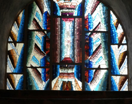 vitrail d'Henri Guérin réalisé dans la crypte de la cathédrale de Chartres en 2010