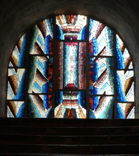 vitrail d'Henri Guérin réalisé dans la crypte de la cathédrale de Chartres en 2010