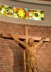 Croix de Jésus faite à la main en bois d'olivier (15,2 cm) – Tenture  murale, de la Terre Sainte où Jésus est né, crucifié et rose le 3ème jour –  par